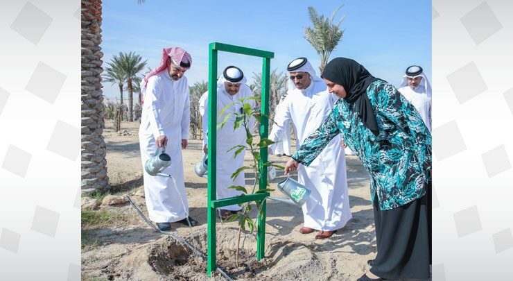 بحضور وزير الإعلام وبدعم من شركة (زين البحرين).. حملة (دُمتِ خضراء) تعلن الانتهاء من غرس 140 شجرة وشجيرة في القرية التراثية