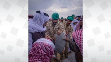 سمو مستشار الأمن الوطني قائد الحرس الملكي يتقدم جموع مشيعي الشهيد الرائد عبدالله راشد النعيمي ‎‎