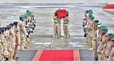 القائد العام لقوة دفاع البحرين في مقدمة مستقبلي جثمان الشهيد الرائد عبدالله راشد النعيمي