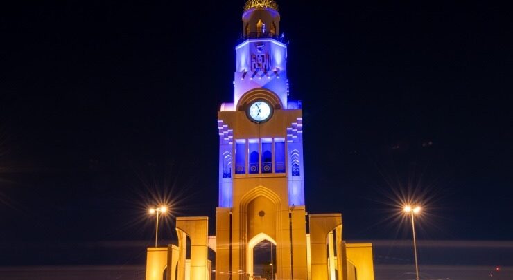 مملكة ‫البحرين تتوشح باللون الأزرق احتفالاً بالعيد الوطني لدولة الكويت الشقيقة وذكرى يوم التحرير