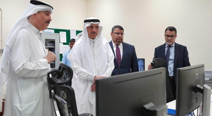 وزير شؤون الكهرباء والماء ورئيس مجموعة البنك الإسلامي للتنمية يزوران محطة شرق مدينة عيسى