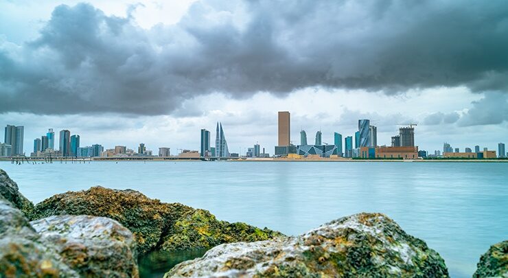 الطقس غائم جزئيا مع تساقط أمطار متفرقة