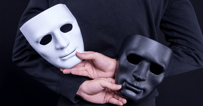 الأقنعة الزائفة والانكشاف